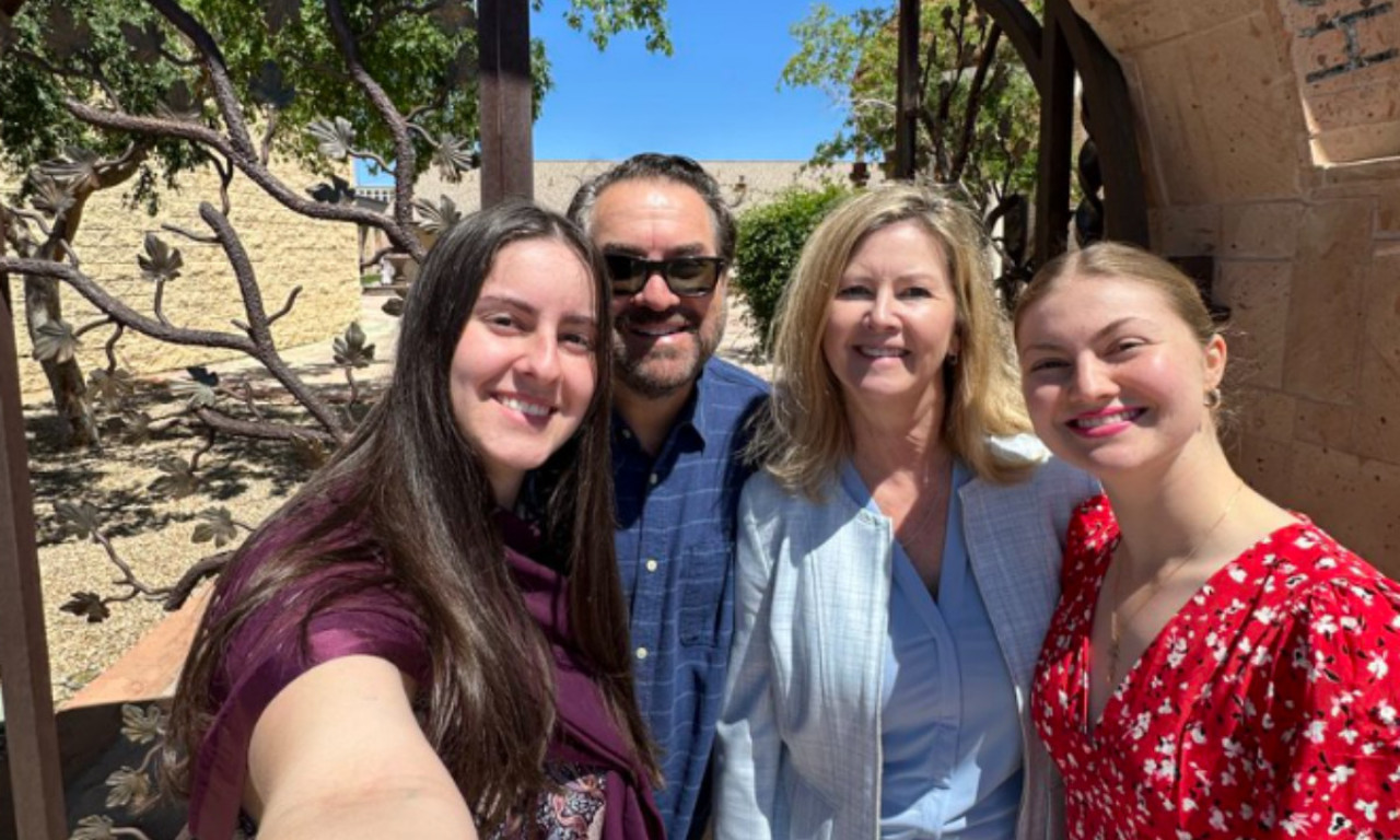 MARK BRNOVIĆ FOTOGRAFIJOM POSLAO SIMBOLIČNU PORUKU: Evo gde je i sa kim proslavio Vaskrs! (FOTO)