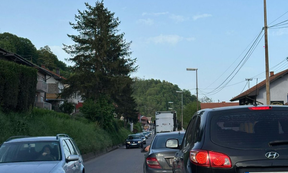 PAKLENE GUŽVE NA ULASKU U SRBIJU: Kolone 5 kilometara na graničnom prelazu u Malom Zvorniku!