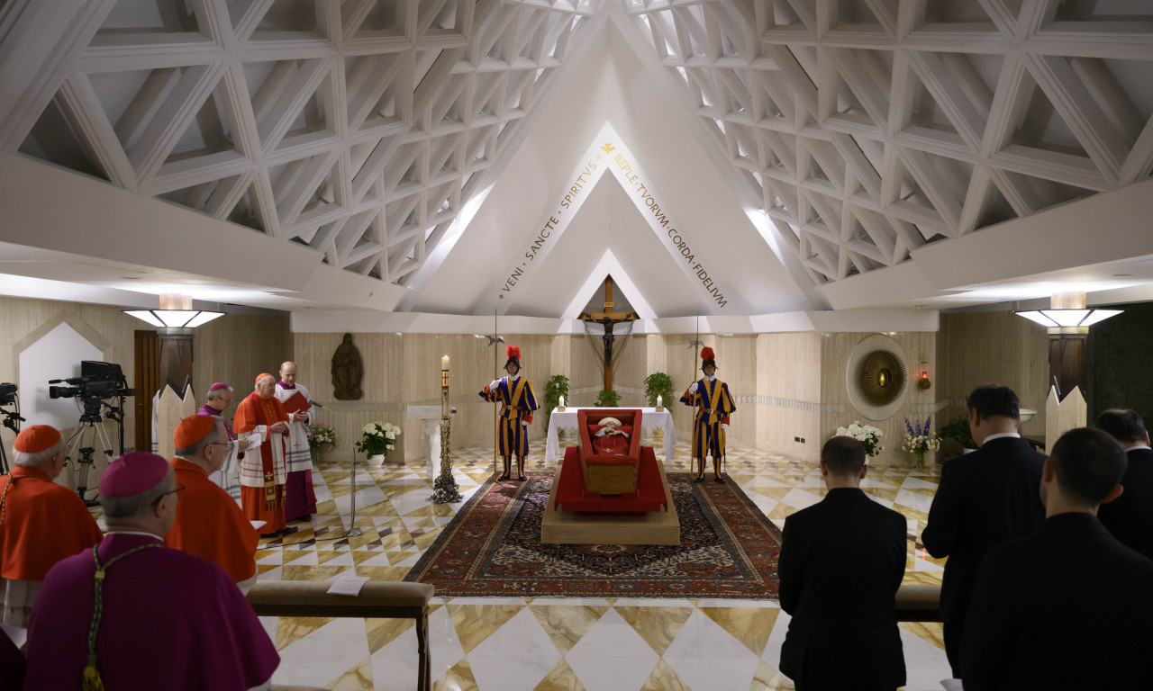 TELO PAPE FRANJE IZLOŽENO U DOMU SVETE MARTE Vernici primetili detalj u njegovoj ruci (FOTO)