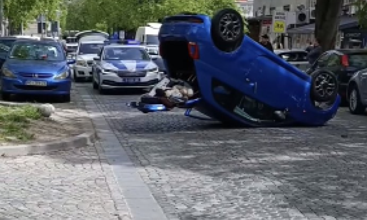 AUTO SE PREVRNUO NA KROV Sve stoji u Radničkoj ulici - policija na licu mesta (VIDEO)