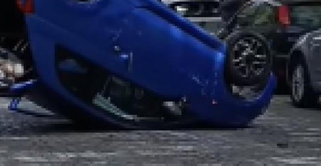 AUTO SE PREVRNUO NA KROV Sve stoji u Radničkoj ulici - policija na licu mesta (VIDEO)