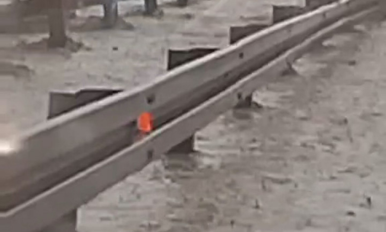 AUTO-PUT POD VODOM NAKON DANAŠNJIH PADAVINA: Kod Smedereva saobraćaj otežan,vozila idu kroz vodu i mulj (VIDEO)