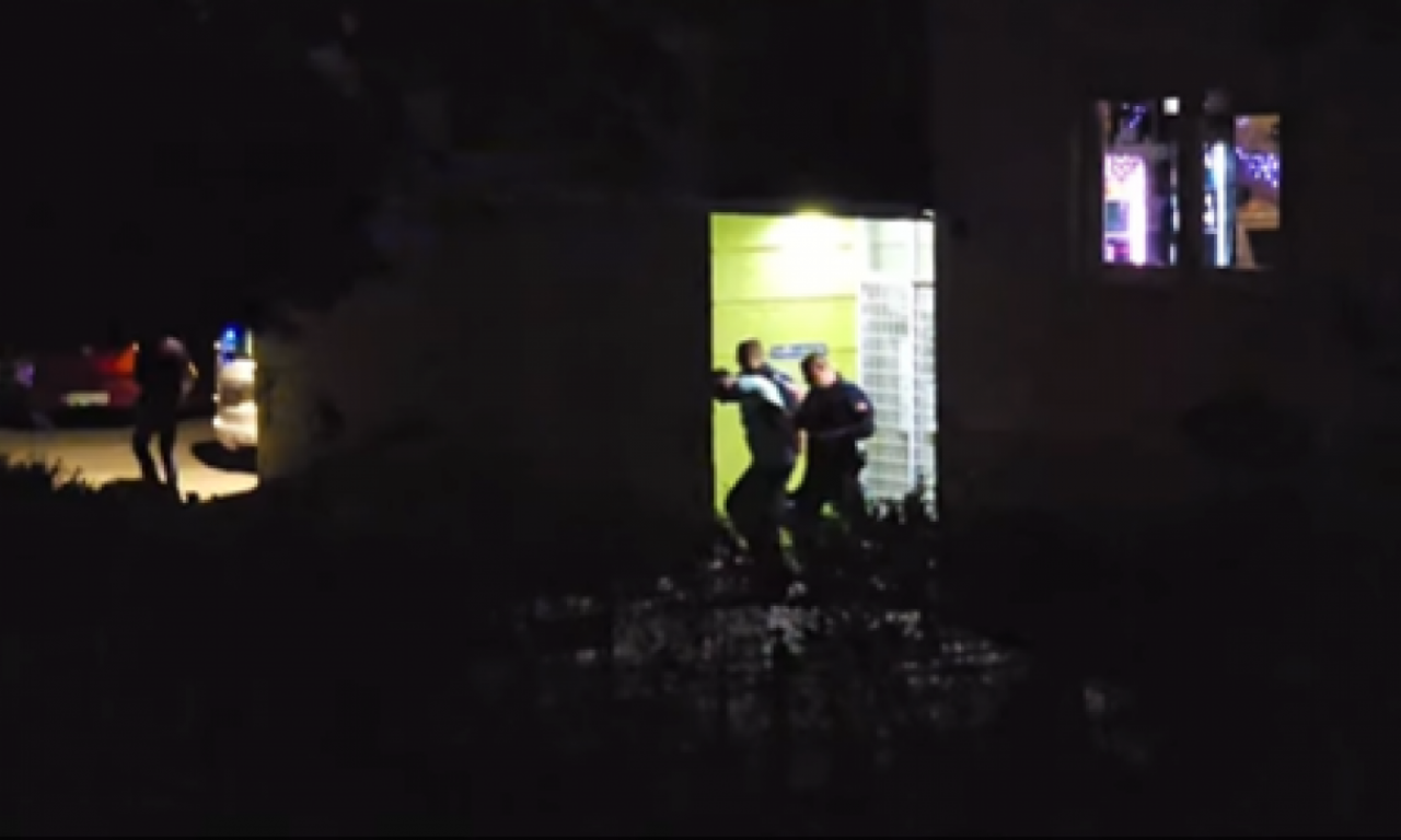 TRENUTAK KADA POLICIJA IZVODI UBICU NAKON ZLOČINA U NOVOM SADU: Muž ubio ženu na Grbavici (VIDEO)