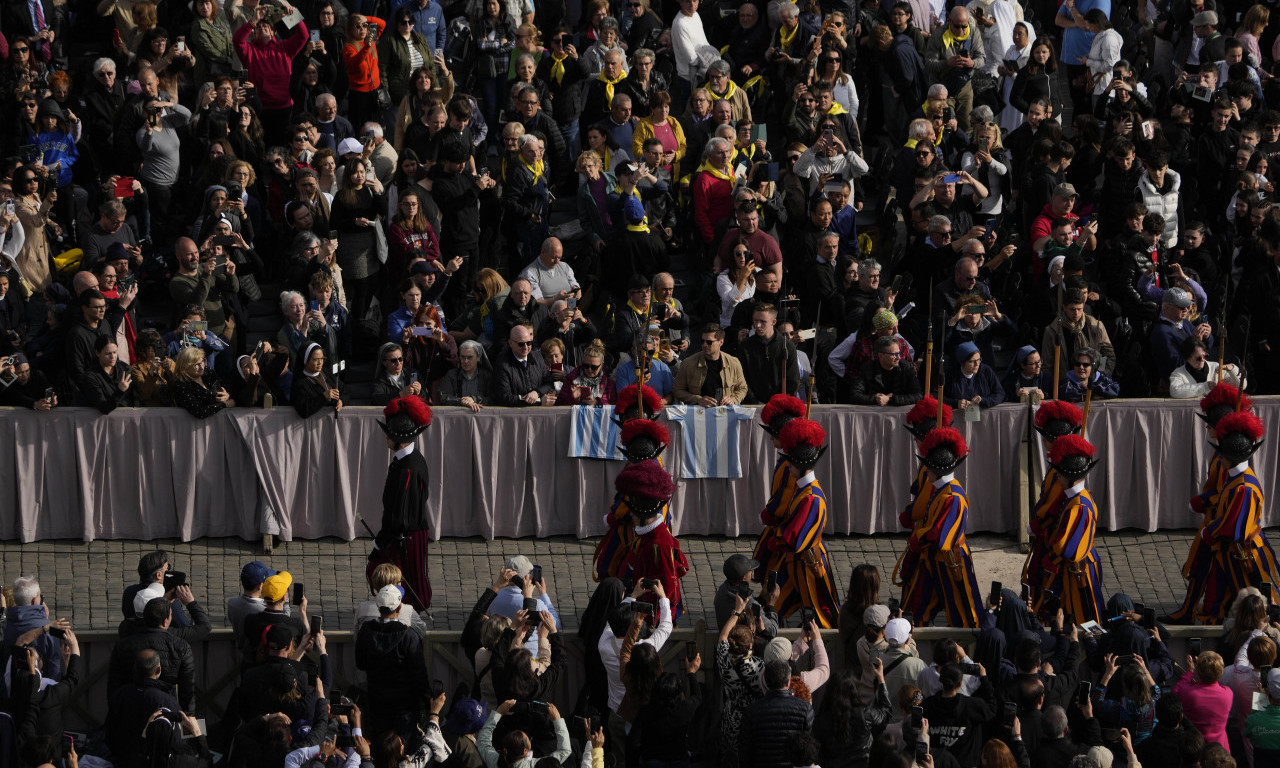 PRVE SLIKE PRENOSA KOVČEGA S TELOM PAPE FRANJE Evo gde će vernici sada moći da mu odaju poštu (FOTO)