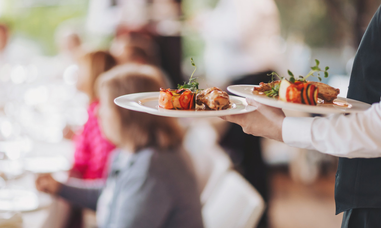 U RESTORANE IDE SAMO ONAJ KO IMA PARA Cene su još porasle - ako ovako nastave ostaće prazni!