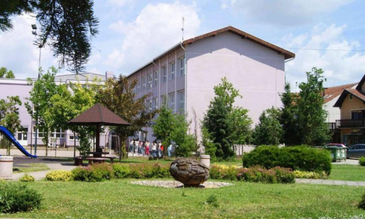 DEČAK KOJI JE PAO KROZ PROZOR ŠKOLE U JE VEŠTAČKOJ KOMI! Evo kakve sve povrede ima