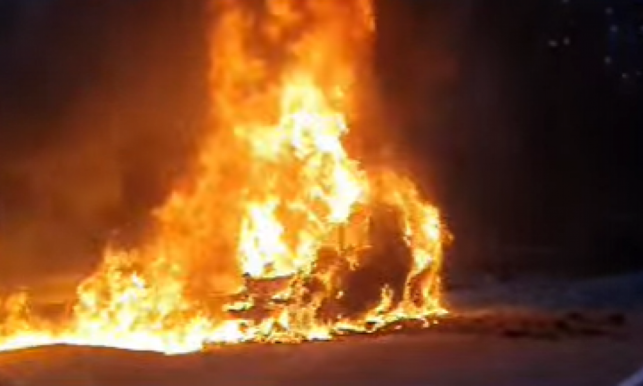 HOROR NA PUTU KOD NOVE VAROŠI: Vatra progutala automobil, vozač mogao samo da gleda (VIDEO)