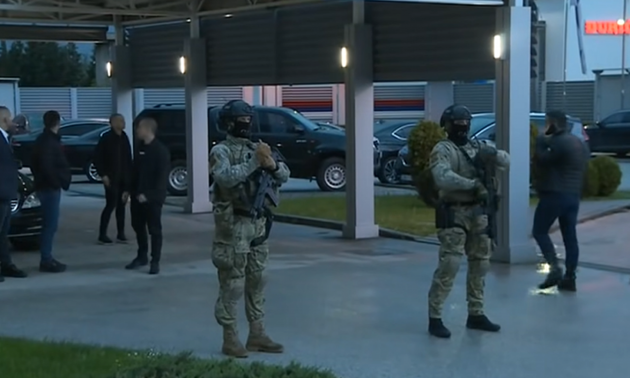 PRVI SNIMAK IZ ISTOČNOG SARAJEVA: Dodik u zgradi, ispred naoružani pripadnici Žandarmerije (VIDEO)