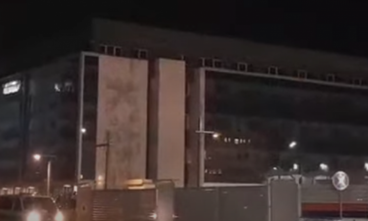 ISPRED ZGRADE JAKE POLICIJSKE SNAGE: U Vladi RS osvetljena samo jedna prostorija! (VIDEO)