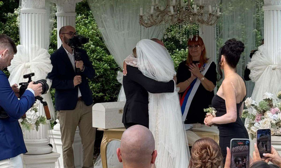 OBJAVLJENA TAJNA FOTOGRAFIJA SA VENČANJA TEE TAIROVIĆ Evo ko ih je venčao! (FOTO)