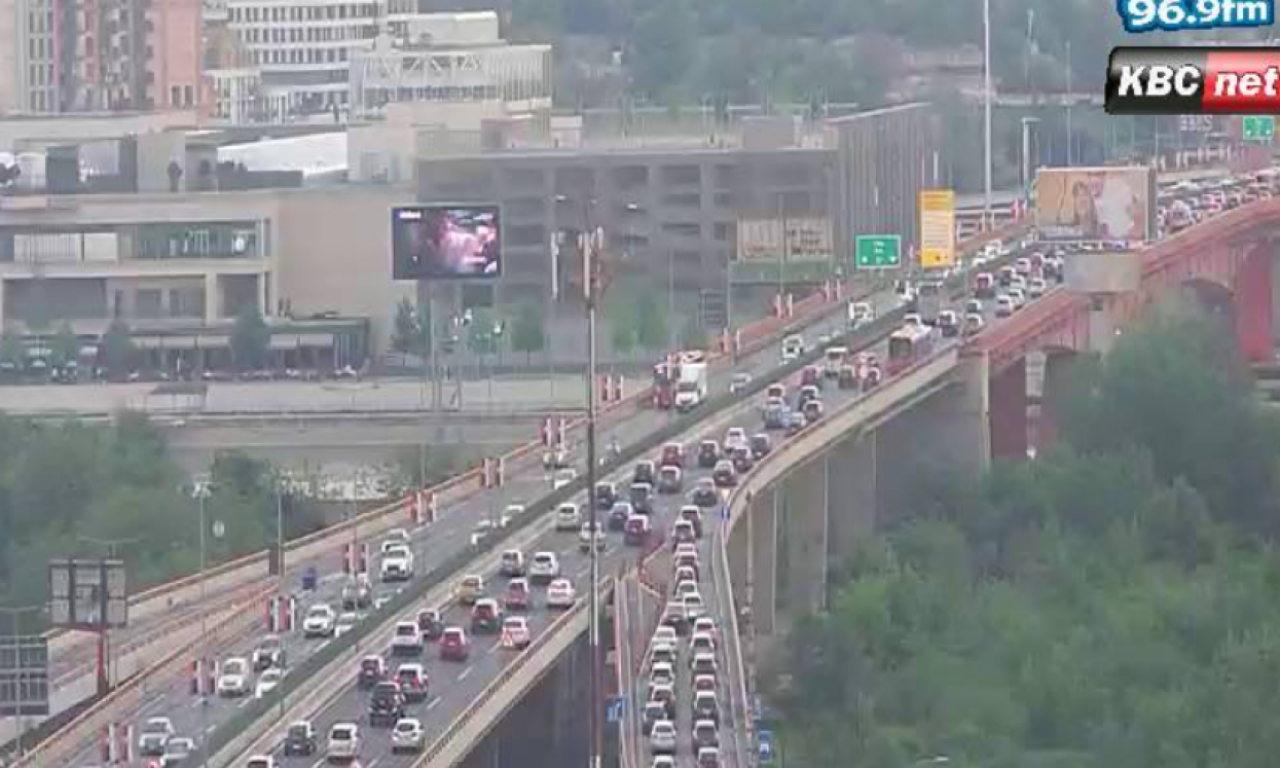 SAOBRAĆAJNI KOLAPS U BEOGRADU: Vozila mile na mostovima, evo gde je najkritičnije!