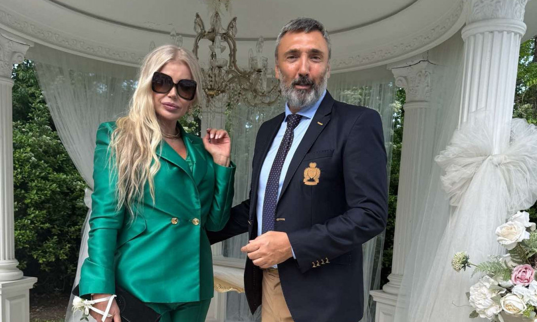 MAJKA TEE TAIROVIĆ ZASENILA SVE Božica iz trenerke u eleganciju, a pored nje muškarac iz javnog sveta (FOTO)