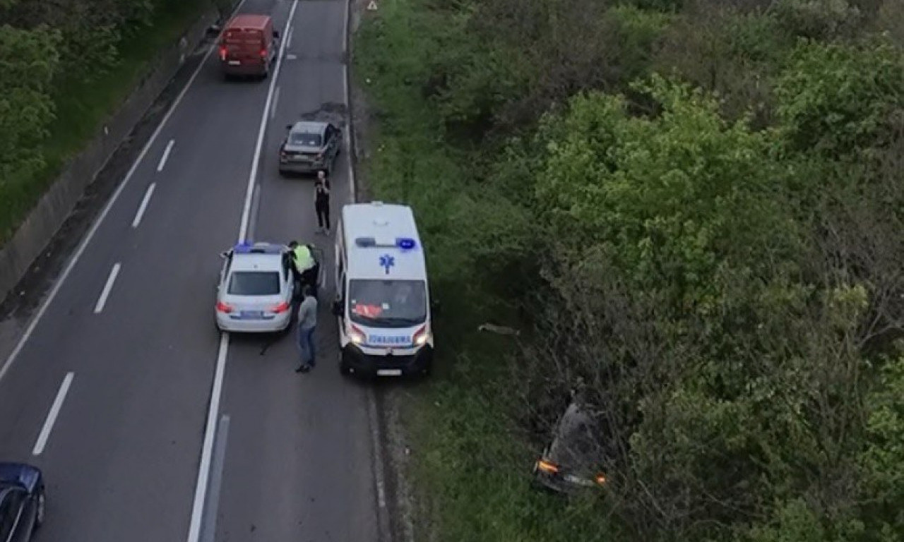 LANČANI SUDAR KOD KRAGUJEVCA Vozilo sletelo s puta, ima povređenih (VIDEO)