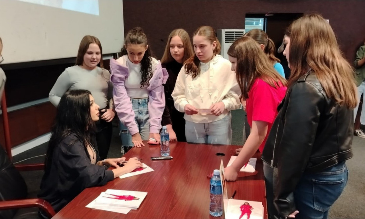UPOZNAJ TANJU SAVIĆ Folk zvezda priredila nesvakidašnje druženje i upoznavanje sa fanovima u Novom Sadu (FOTO)
