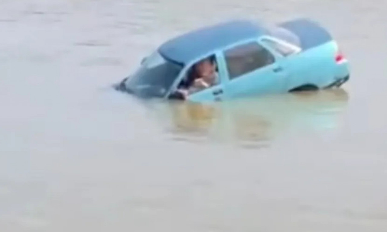 DRAMATIČAN SNIMAK IZ KUPINOVA: Auto na Savi tone, unutra vozač, bori se da izađe (VIDEO)