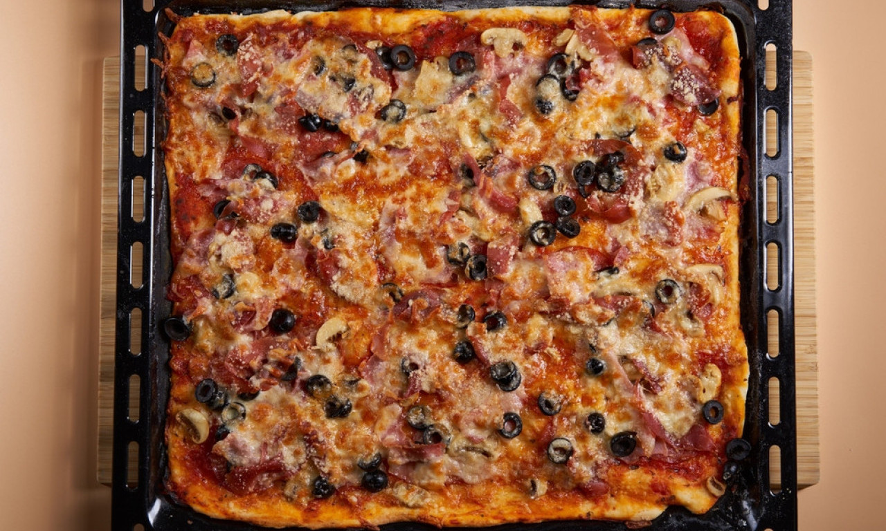 DOMAĆA PICA – JER NAJBOLJA JE KAD JE IZ TVOJE RERNE Hrskavo, mirisno i po ukusu!