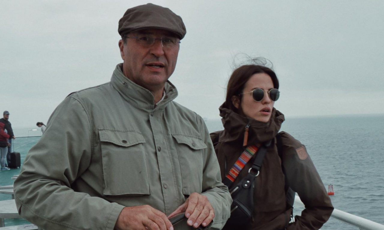 ĆERKA JOVANA MEMEDOVIĆA OČARALA SNIMCIMA SA DRINE Bosa u beloj haljini trčkara po dvorištu s pogledom koji oduzima dah