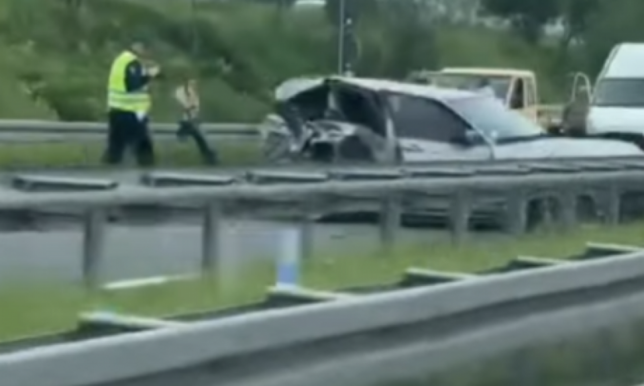 BEOGRAD PARALISAN! Jeziv lanac nesreća na auto-putu! Čovek izašao da pomogne, pa ga pokosio ga kamion! (VIDEO)