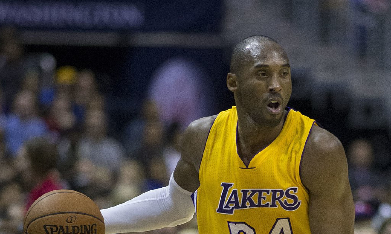 AUKCIJA: Dres Brajanta koji je nosio u prvoj sezoni u Lejkersima prodat za neverovatnu sumu