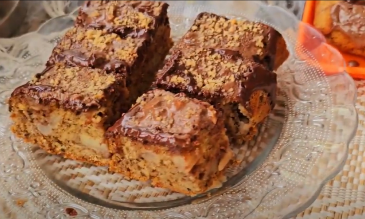 KOLAČ BEZ BRAŠNA Sa jabukama, keksom i orasima - san snova!