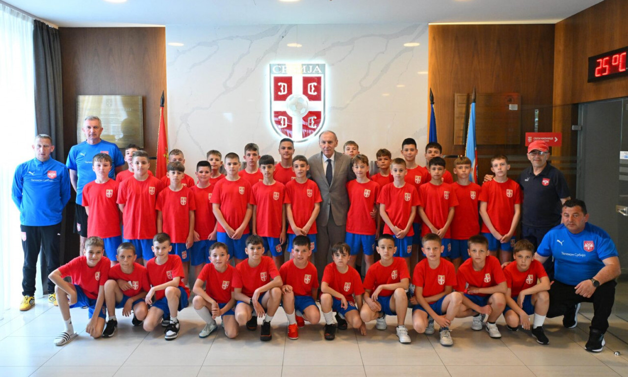 DŽAJA SA MALIŠANIMA Legenda fudbala posetio decu sa Kosova i Metohije