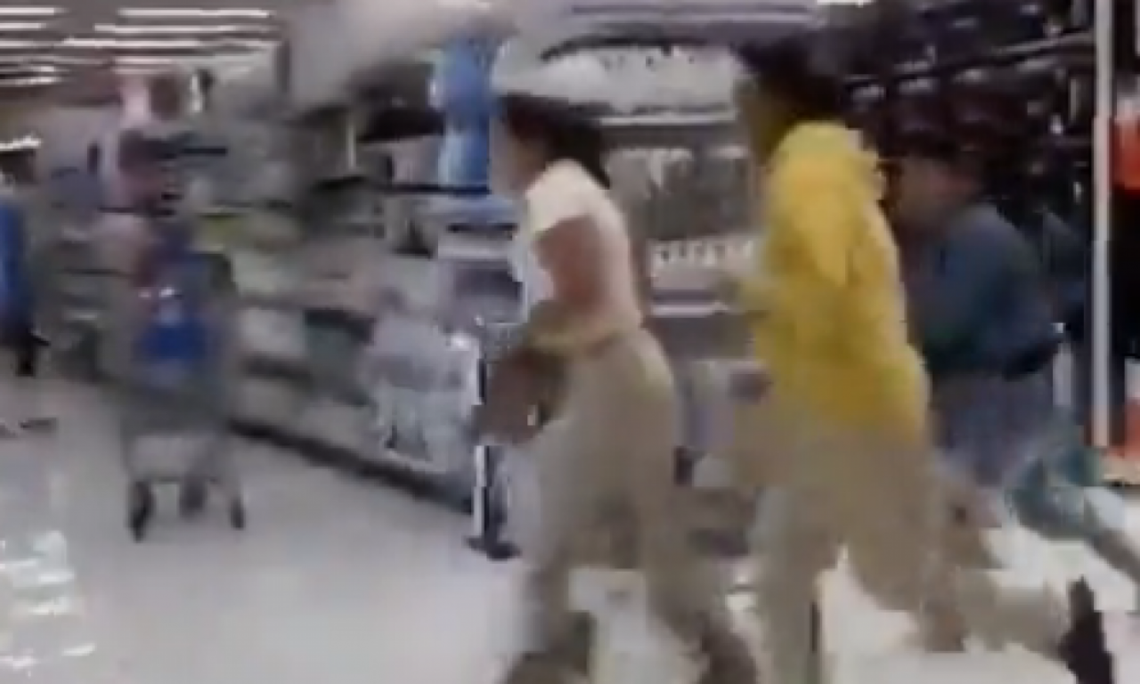 POGLEDAJTE KAKO LJUDI BEŽE DA SPASU ŽIVU GLAVU Potresne scene sa Ekvadora tokom zemljotresa (FOTO/VIDEO)