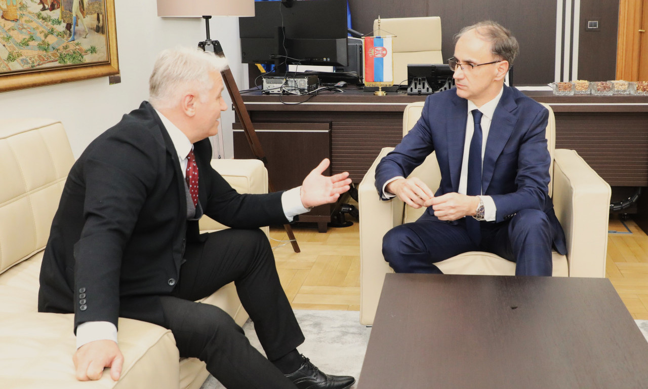 MACUT SE SASTAO SA REKTOROM UNIVERZITETA U NOVOM SADU Postignut je dogovor u korist svih studenata!