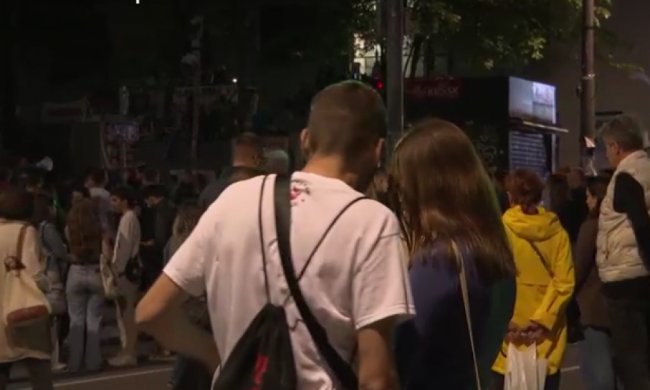 POGLEDAJTE ŠTA SE VEČERAS DOGAĐA ISPRED RTS Dvanaestu noć zaredom blokiraju zgradu, ali večeras su imali problem (VIDEO)