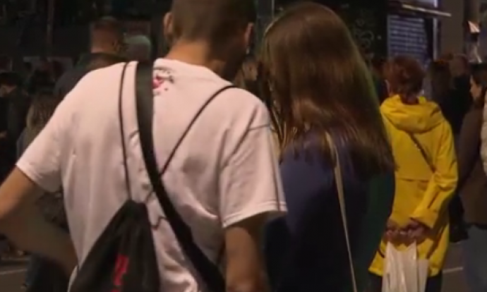 POGLEDAJTE ŠTA SE VEČERAS DOGAĐA ISPRED RTS Dvanaestu noć zaredom blokiraju zgradu, ali večeras su imali problem (VIDEO)