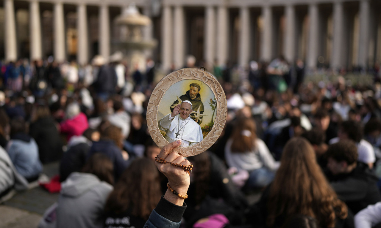 KOJI JE DRES KOD ZA SAHRANU PAPE FRANJE? Žene jedino ovo mogu da obuku!