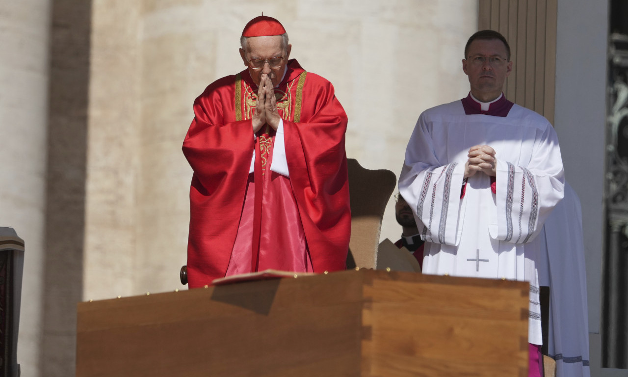 KO JE ĐOVANI BAPTISTA RE KOJI JE PREDVODIO SLUŽBU TOKOM SAHRANE Bio je u centru skandala i najmoćniji je čovek Vatikana!