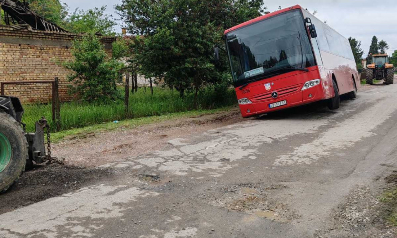 AUTOBUS SE PREVRNUO ZBOG RUPE NA PUTU Haos kod Obrenovca! (FOTO + VIDEO)