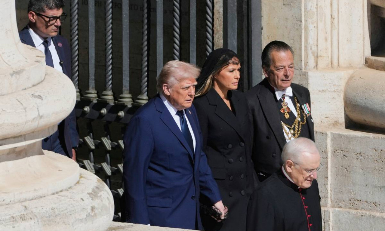 MELANIJA DRUGI PUT NOSI CRNU MARAMU U VATIKANU! Svi pričaju o njenoj odevnoj kombinaciji, a pre 8 godina je uradila isto