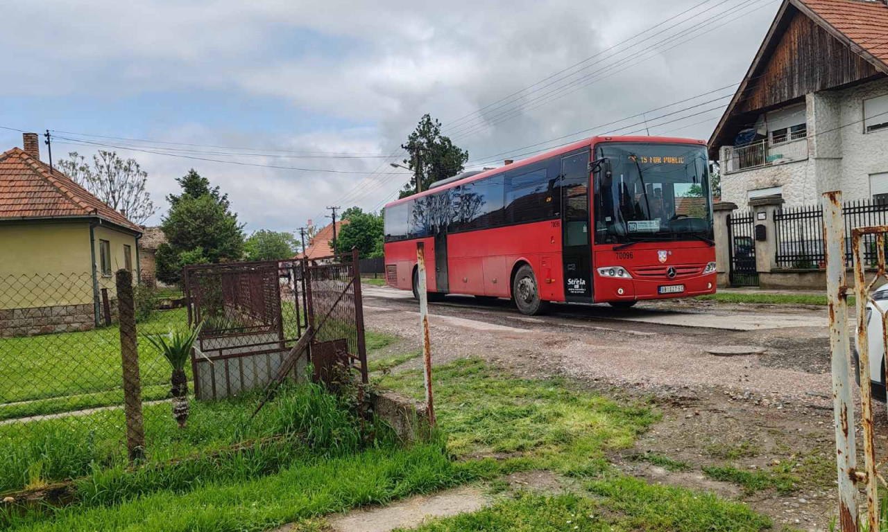 POGLEDAJTE ŠTA SE DOGAĐA NA MESTU PREVRTANJA AUTOBUSA Meštani besni: "Tu se već dve godine radi kanalizacija" (FOTO)