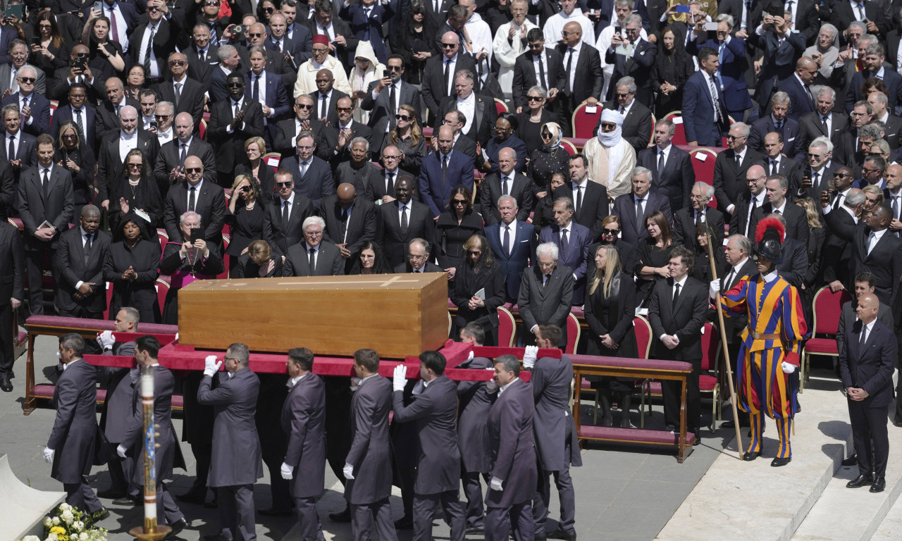 GROB PAPE FRANJE ŠOKIRAO POSETIOCE Svi se pitaju jedno (FOTO)