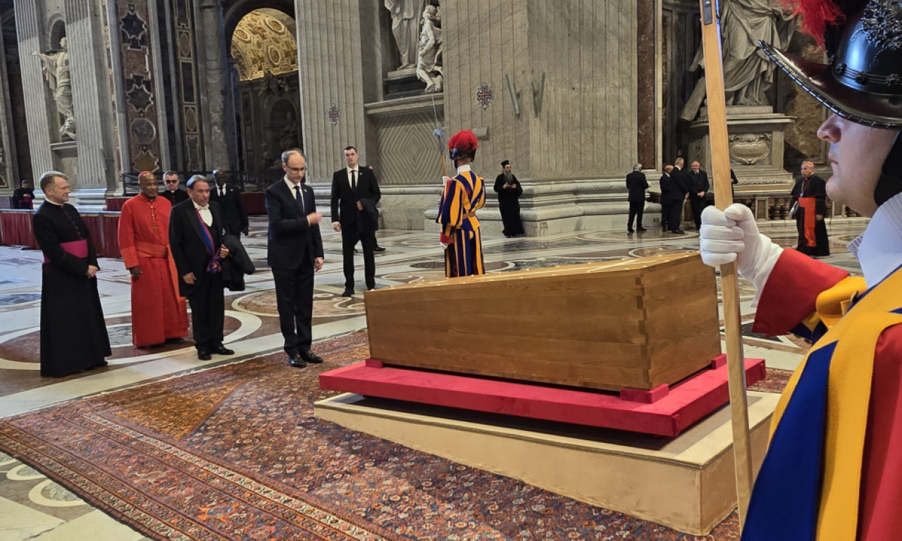 POGLEDAJTE KAKO JE PREMIJER MACUT ODAO POŠTU PAPI FRANJI Evo ko je imao dozvolu da stane ispred kovčega (FOTO)