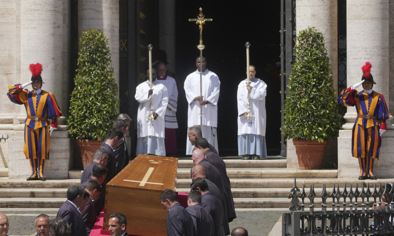 DANAS JE SAHRANJEN PAPA FRANJA, a evo kako je izgledao ispraćaj patrijarha Pavla