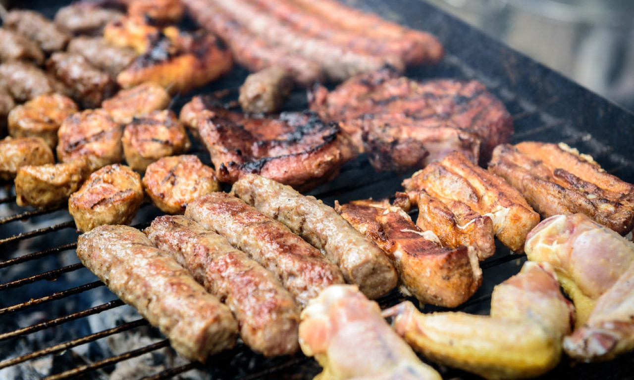 KOJE MESO KVARI ROŠTILJ? Evo koje treba, a koje ne treba stavljati na vatru