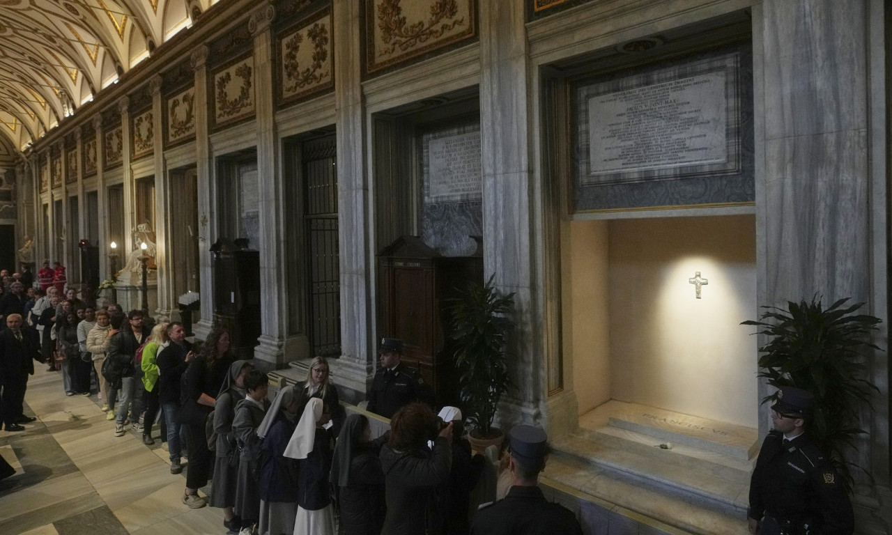 SVI HOĆE DA POSETE GROB PAPE FRANJE Vernici od jutros u redovima - evo šta se dešava dan nakon sahrane u Rimu