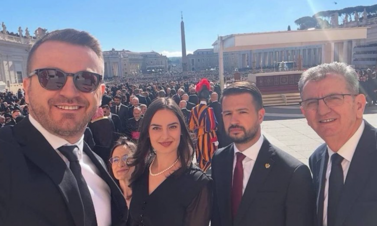 SELFI SA SAHRANE I Jakov Milatović "zapalio" internet zbog fotografije iz Vatikana (FOTO)