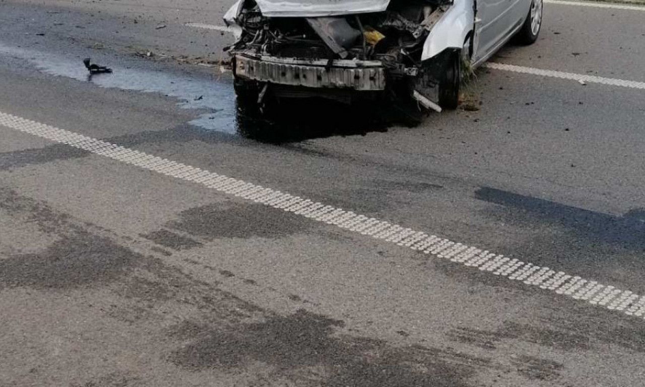 AUTO ZABIJEN U KAMION, PRIZORI SU STRAVIČNI! Težak udes kod Sremskih Karlovaca (FOTO)