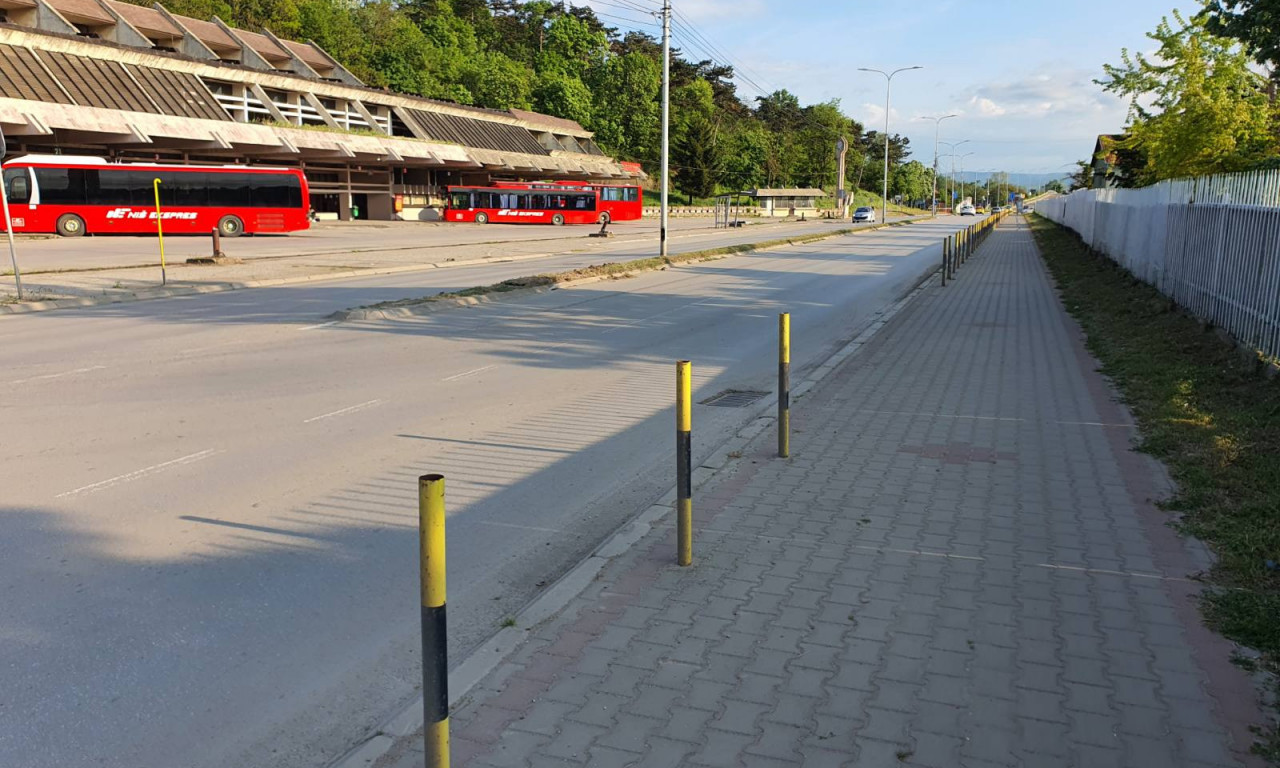 TRAGOVI KOČENJA I DELOVI AUTOMOBILA PO PUTU: Strašne fotografije iz Aleksinca nakon nesreće!