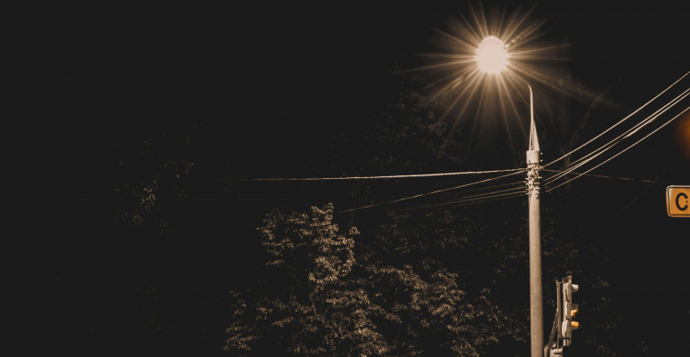 SKANDAL U CENTRU INĐIJE! Vozač kombija srušio banderu, a onda uradio nešto što je ostavilo prolaznike u šoku (FOTO)