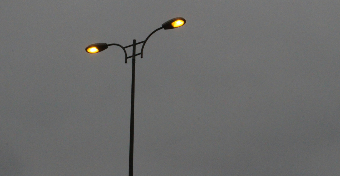 HAOS KOD VALJEVA! Bandera pala ljudima u dvorište, kablovi završili na okućnici (FOTO)