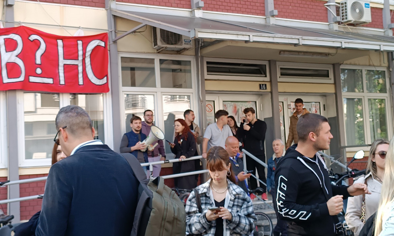 POGLEDAJTE HAOS NA DIF-u! Studenti u blokadi nisu dozvolili dekanu i profesorima da uđu u zgradu fakulteta (FOTO)