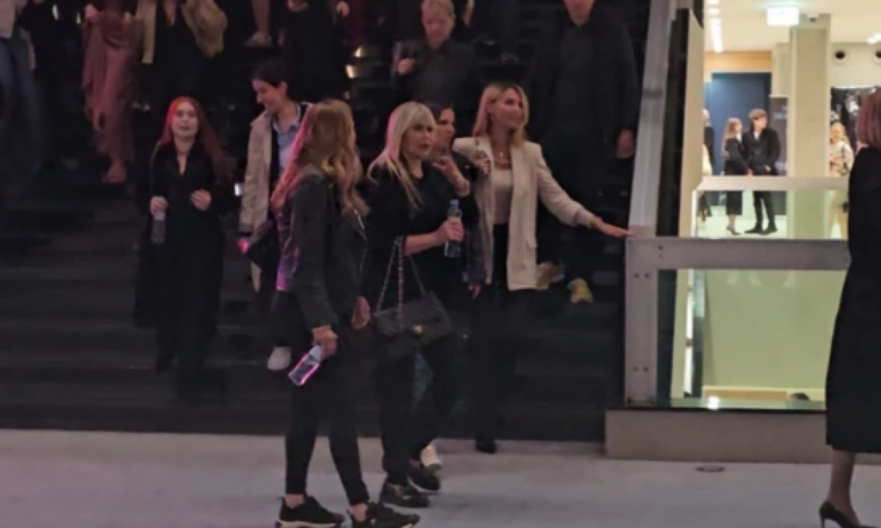 SUZANA JOVANOVIĆ SA ĆERKOM PRVI PUT U JAVNOSTI NAKON POMENA POPOVIĆU Obe u crnini, evo šta je povod (FOTO)