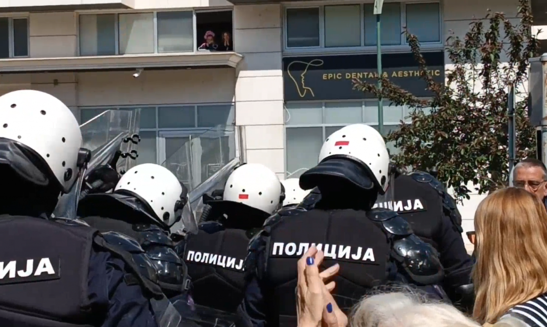 OKUPLJENI ISPRED DIF-a JURILI DEKANA I VUKLI GA ZA ODEĆU Letela su i jaja! Pogledajte ovu ludnicu (VIDEO)