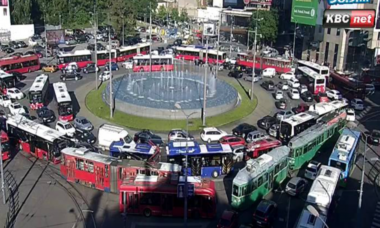 POTPUNI KOLAPS NA ULICAMA BEOGRADA: Na Slaviji krkljanac, prilazi kružnom toku takođe kritični (FOTO)