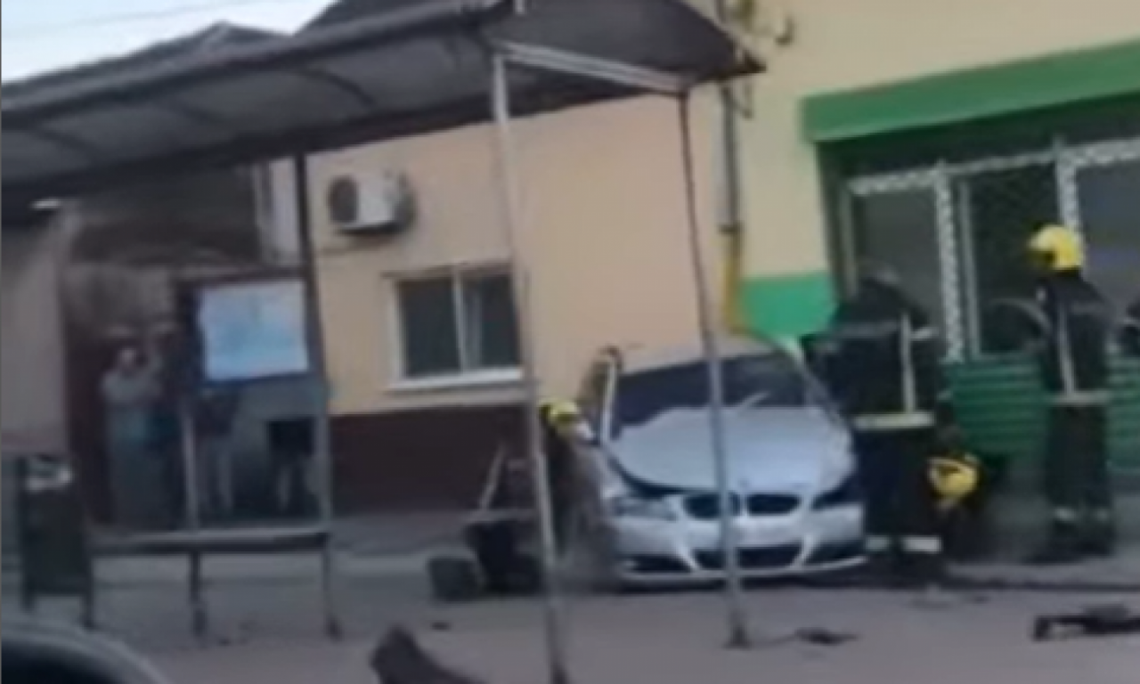 TEŠKA NESREĆA U NOVOM SADU: Autom uleteo u autobusko stajalište, "pokupio" dva dečaka i jednu ženu (VIDEO)