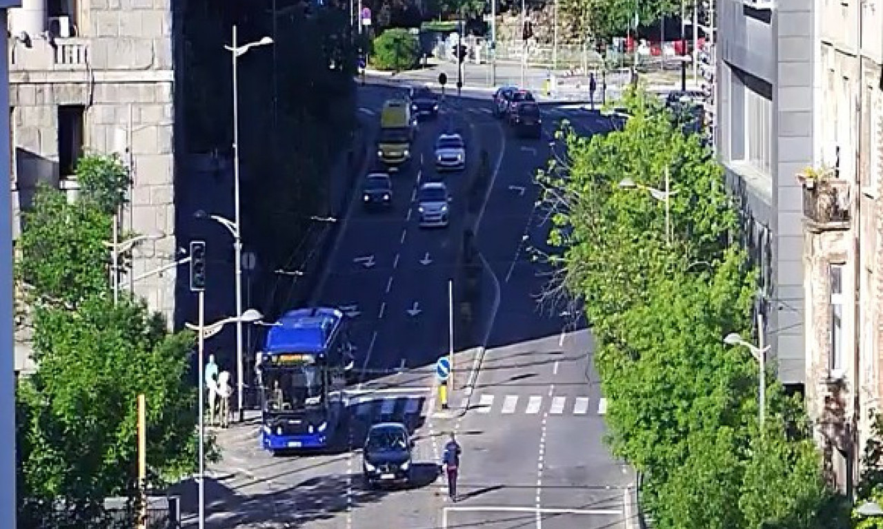 TUČA VOZAČA U TAKOVSKOJ Prvo lomljenje stakla, pa pesničenje u samom centru Beograda!